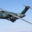 Avião militar KC-390 em pleno voo