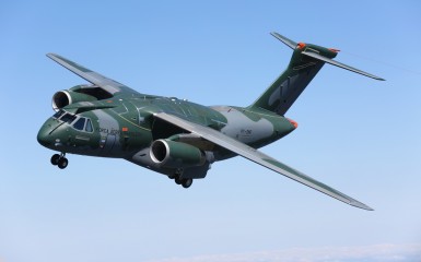 Avião militar KC-390 em pleno voo