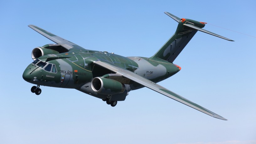 Avião militar KC-390 em pleno voo