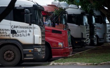 Caminhoneiros querem que o governo federal defina um frete mínimo para garantir operação