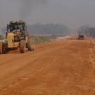 Máquinas trabalham em obras de terraplenagem da BR-163