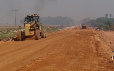 Máquinas trabalham em obras de terraplenagem da BR-163