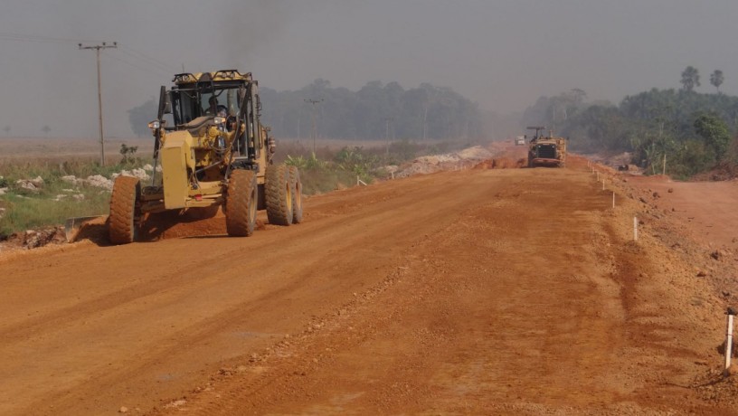 Máquinas trabalham em obras de terraplenagem da BR-163