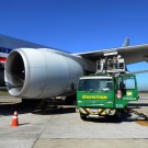 Caminhão-tanque da BR Aviation abastecendo avião no aeroporto