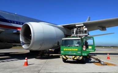 Caminhão-tanque da BR Aviation abastecendo avião no aeroporto