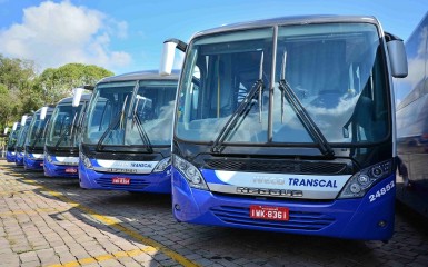 Frota de ônibus Iveco, com carroceria Neobus, pertencente à Transcal