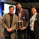 Executivos durante o evento de entrega do prêmio: Ricardo Imperatriz, CEO da GolSat e um dos líderes do Parar; Tom Johnson, idealizador do prêmio e autor do programa 100 Best Fleets; Flavio Tavares, diretor de marketing e vendas da GolSat e um dos líderes do Parar e Michell Jabur, service innovation manager da GolSat