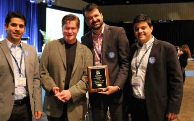 Executivos durante o evento de entrega do prêmio: Ricardo Imperatriz, CEO da GolSat e um dos líderes do Parar; Tom Johnson, idealizador do prêmio e autor do programa 100 Best Fleets; Flavio Tavares, diretor de marketing e vendas da GolSat e um dos líderes do Parar e Michell Jabur, service innovation manager da GolSat