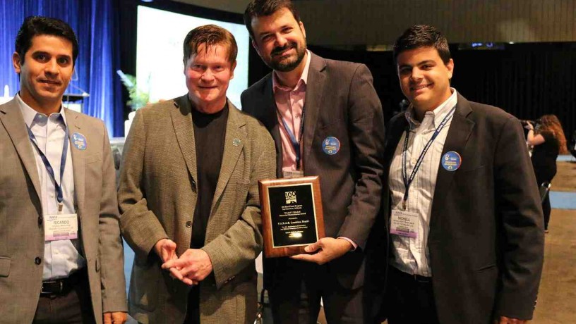 Executivos durante o evento de entrega do prêmio: Ricardo Imperatriz, CEO da GolSat e um dos líderes do Parar; Tom Johnson, idealizador do prêmio e autor do programa 100 Best Fleets; Flavio Tavares, diretor de marketing e vendas da GolSat e um dos líderes do Parar e Michell Jabur, service innovation manager da GolSat