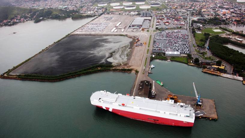 Vista aérea do porto de São Sebastião