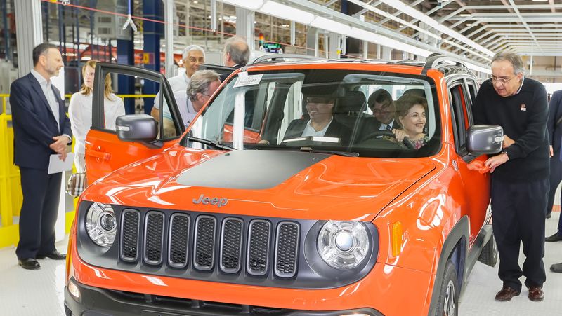 Presidente dentro do carro Jeep Renagade