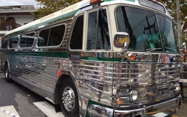 Ônibus antigo GMC Pontiac exposto em feira paulista de autos antigos