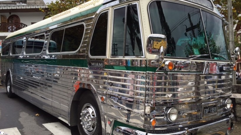 Ônibus antigo GMC Pontiac exposto em feira paulista de autos antigos