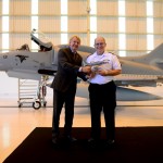 Jackson Schneider, presidente da Embraer Defesa & Segurança, entrega maquete do primeiro AF-1B modernizado ao Comandante da Marinha, Almirante-de-Esquadra Eduardo Bacellar Leal Ferreira