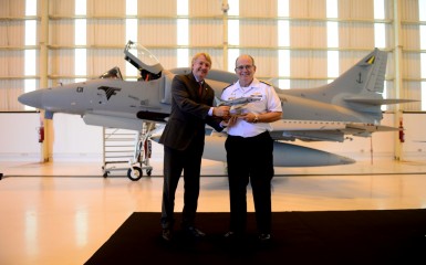 Jackson Schneider, presidente da Embraer Defesa & Segurança, entrega maquete do primeiro AF-1B modernizado ao Comandante da Marinha, Almirante-de-Esquadra Eduardo Bacellar Leal Ferreira