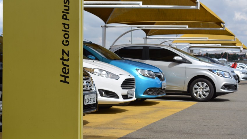 Pátio com veículos da frota da Hertz