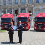 Maurizio Manera (E), executivo da Iveco Turquia e Garip Sahillioglu (D), CEO da Mars Logistic, durante cerimônia de entrega dos veículos Stralis