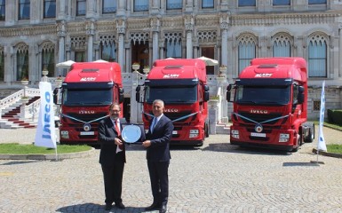 Maurizio Manera (E), executivo da Iveco Turquia e Garip Sahillioglu (D), CEO da Mars Logistic, durante cerimônia de entrega dos veículos Stralis