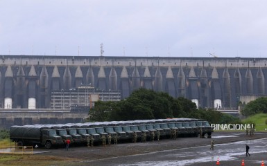 Fileira de caminhões do exércitgo