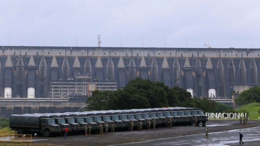 Fileira de caminhões do exércitgo