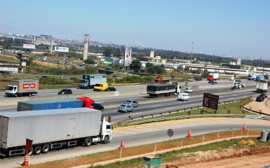 Veículos em circulação na rodovia Presidente Dutra