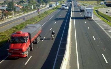 O roubo de carga continua a ser um dos principais pesadelos para o setor de transporte de carga rodoviário no Brasil, sobretudo para os caminhoneiros. Conforme pesquisa divulgada pela Confederação Nacional do Transportadores Autônomos (CNTA) nesta terça-feira (13), 46% dos entrevistados alegaram terem sido vítimas desse tipo de crime