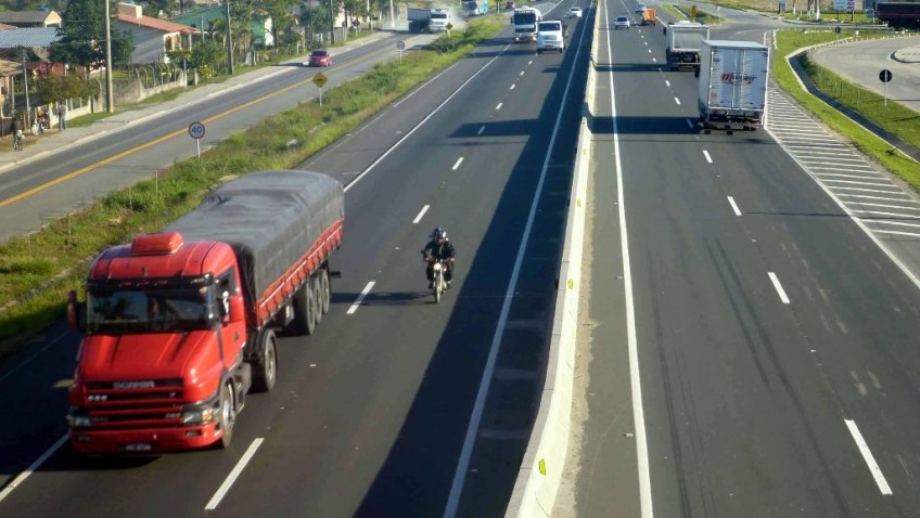 O roubo de carga continua a ser um dos principais pesadelos para o setor de transporte de carga rodoviário no Brasil, sobretudo para os caminhoneiros. Conforme pesquisa divulgada pela Confederação Nacional do Transportadores Autônomos (CNTA) nesta terça-feira (13), 46% dos entrevistados alegaram terem sido vítimas desse tipo de crime