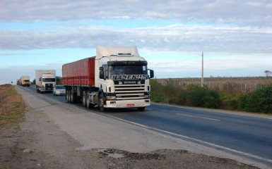 Caminhões trafegando na Rio-Bahia