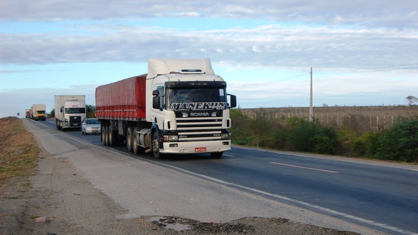 Caminhões trafegando na Rio-Bahia