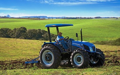 Trator TL 75 em trabalho na fazenda