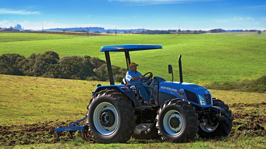 Trator TL 75 em trabalho na fazenda