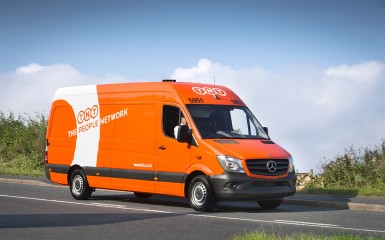 Veículo adesivado da TNT Express