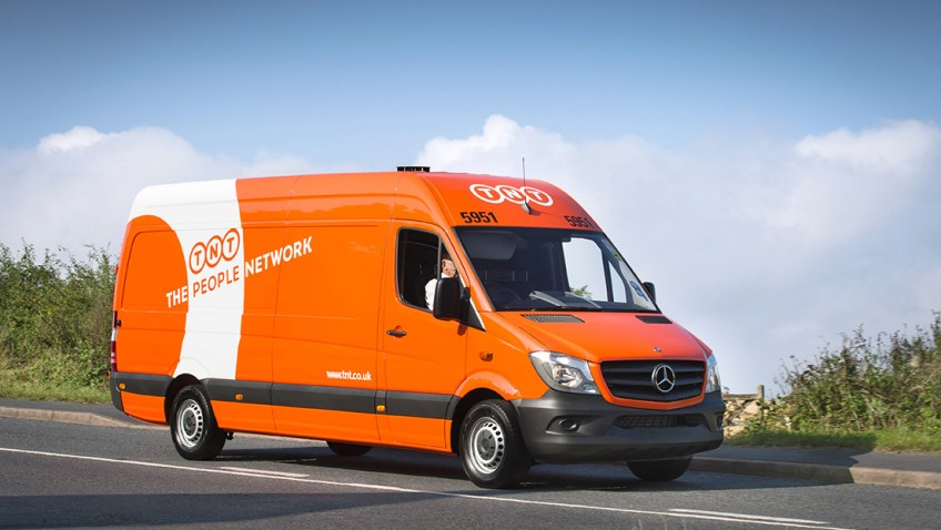 Veículo adesivado da TNT Express