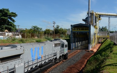 Trem chegando ao Terminal Integrador (TI) Guará, da VLI