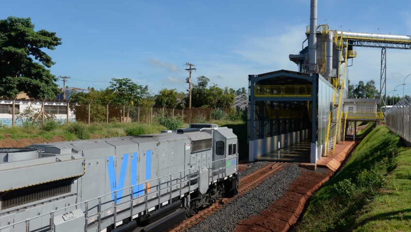 Trem chegando ao Terminal Integrador (TI) Guará, da VLI