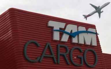 Detalhe da fachada do novo terminal da TAM Cargo em Guarulhos com avião ao fundo