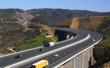 Viaduto rodovia em Portugal