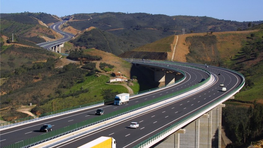 Viaduto rodovia em Portugal