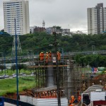 Operários trabalhando em linha do metrô