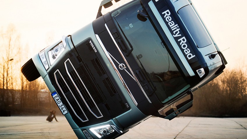 Caminhão F da Volvo fazendo acrobacia em duas rodas, em pista de testes na Alemanha