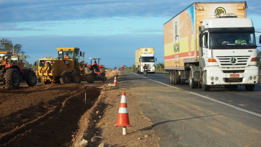 Um estudo da Fundação Dom Cabral mostrou que os riscos de acidentes severos em rodovias públicas são três vezes maiores na comparação com as concedidas. O levantamento realizado pela instituição levou em conta dados da Polícia Rodoviária Federal de 2023.