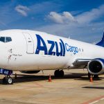 A unidade da Azul Cargo Express em Porto Alegre registrou um feito histórico em julho de 2024, atingindo o recorde de 100 mil entregas em um único mês, uma média diária de 3 a 5 mil entregas