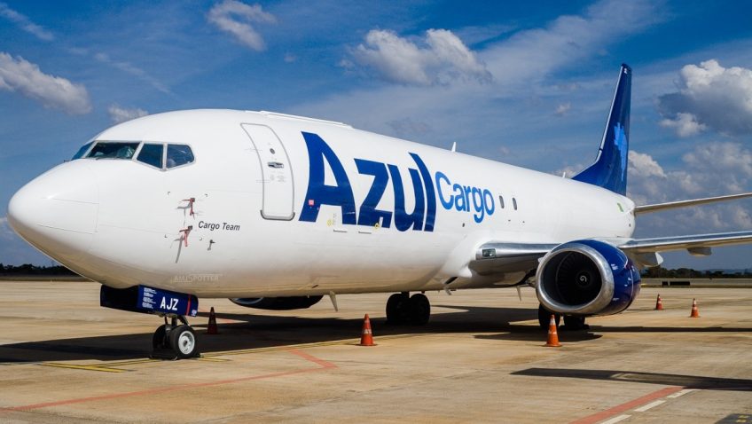 A unidade da Azul Cargo Express em Porto Alegre registrou um feito histórico em julho de 2024, atingindo o recorde de 100 mil entregas em um único mês, uma média diária de 3 a 5 mil entregas