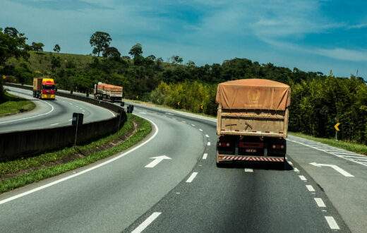 A partir de 1º de agosto, motoristas profissionais no Brasil estarão sujeitos a novas regras para exames toxicológicos, conforme a Portaria MTE n. 612. As mudanças incluem a introdução de testes aleatórios, exigências de atualização no e-Social, e a obrigatoriedade de exames na admissão e demissão dos motoristas.