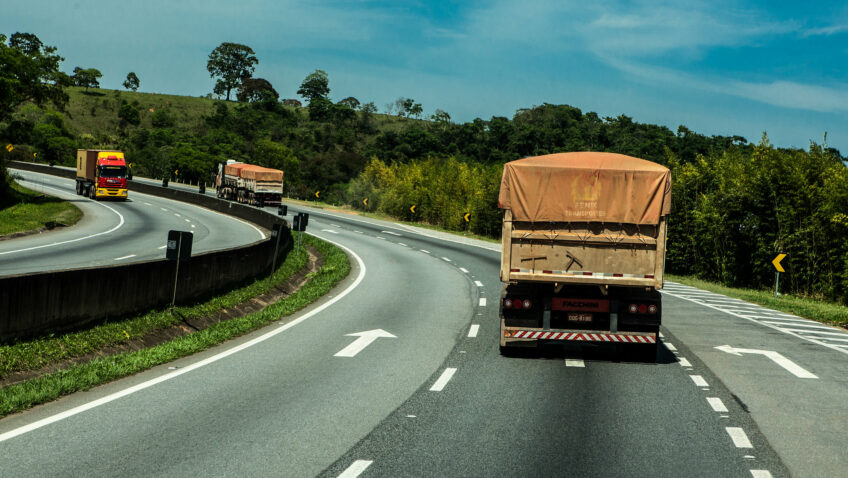 A partir de 1º de agosto, motoristas profissionais no Brasil estarão sujeitos a novas regras para exames toxicológicos, conforme a Portaria MTE n. 612. As mudanças incluem a introdução de testes aleatórios, exigências de atualização no e-Social, e a obrigatoriedade de exames na admissão e demissão dos motoristas.