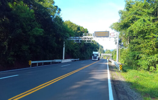 A Comissão de Viação e Transportes (CVT) da Câmara dos Deputados realizou nesta terça-feira (9) uma audiência pública para discutir a implantação do sistema de pedágio automátoco, também conhecido como free flow, nas rodovias brasileiras. O debate foi realizado a pedido do deputado Hugo Leal (PSD-RJ) e contou com a participação de representantes dos setores público e privado.