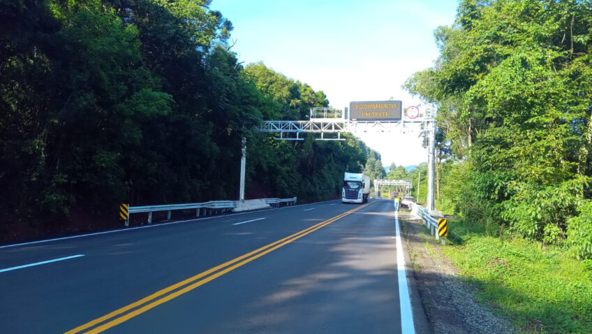 A Comissão de Viação e Transportes (CVT) da Câmara dos Deputados realizou nesta terça-feira (9) uma audiência pública para discutir a implantação do sistema de pedágio automátoco, também conhecido como free flow, nas rodovias brasileiras. O debate foi realizado a pedido do deputado Hugo Leal (PSD-RJ) e contou com a participação de representantes dos setores público e privado.