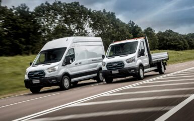 A Ford revelou durante a 29ª Agrishow que vendeu 300 unidades do furgão elétrico E-Transit para o Mercado Livre. Desse total, 100 já foram entregues e o restante chegará à frota do cliente até agosto