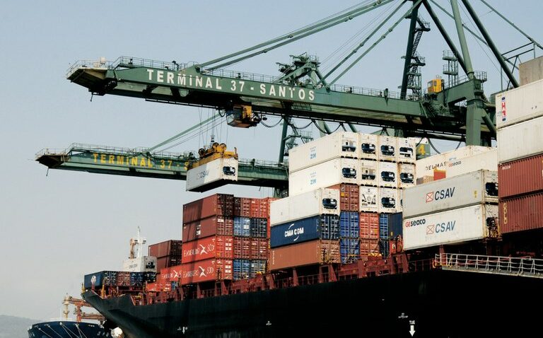 A movimentação de cargas no porto de Santos atingiu 15,8 milhões de toneladas em maio, 4,9% acima do mesmo mês do ano passado (15,1 milhões de toneladas) com a melhor marca para esse período