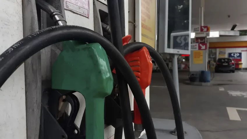 O preço médio do litro do diesel comum fechou maio a R$ 5,99 e o S-10 a R$ 6,09, ambos com redução de 0,33% na comparação com a primeira quinzena do mês